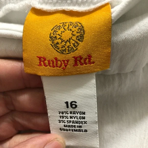 Ruby Rd. White Capris, Size 16 - Picture 4 of 5